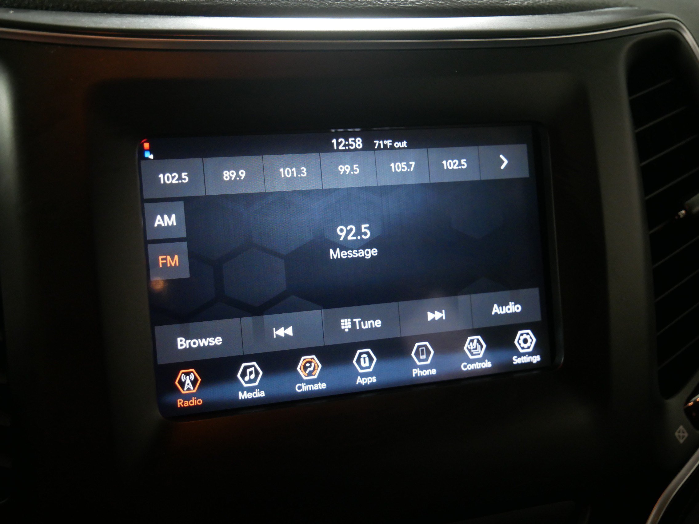 Used 2019 Jeep Cherokee Latitude w/ Cold Weather Group AWD/4WD image 22