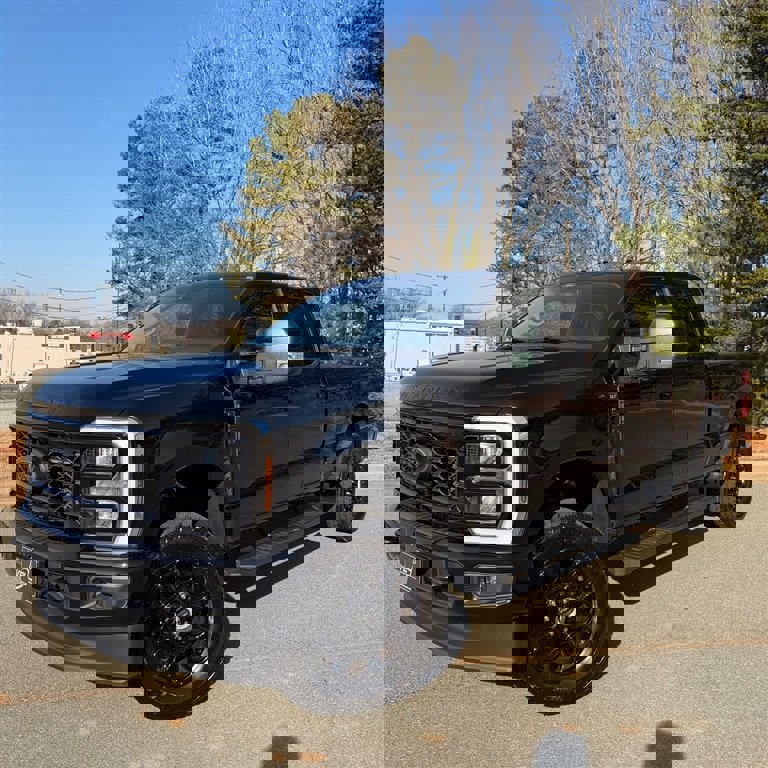Used 2025 Ford F250 XLT w/ Black Appearance Package image 3
