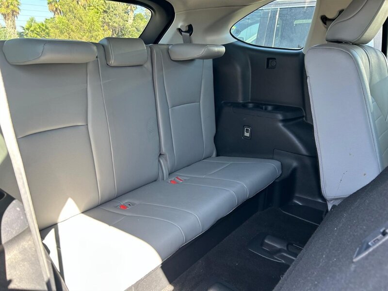 Used 2020 Toyota Highlander XLE AWD/4WD image 25
