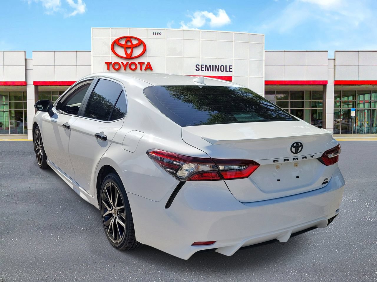 Used 2023 Toyota Camry SE AWD/4WD image 4