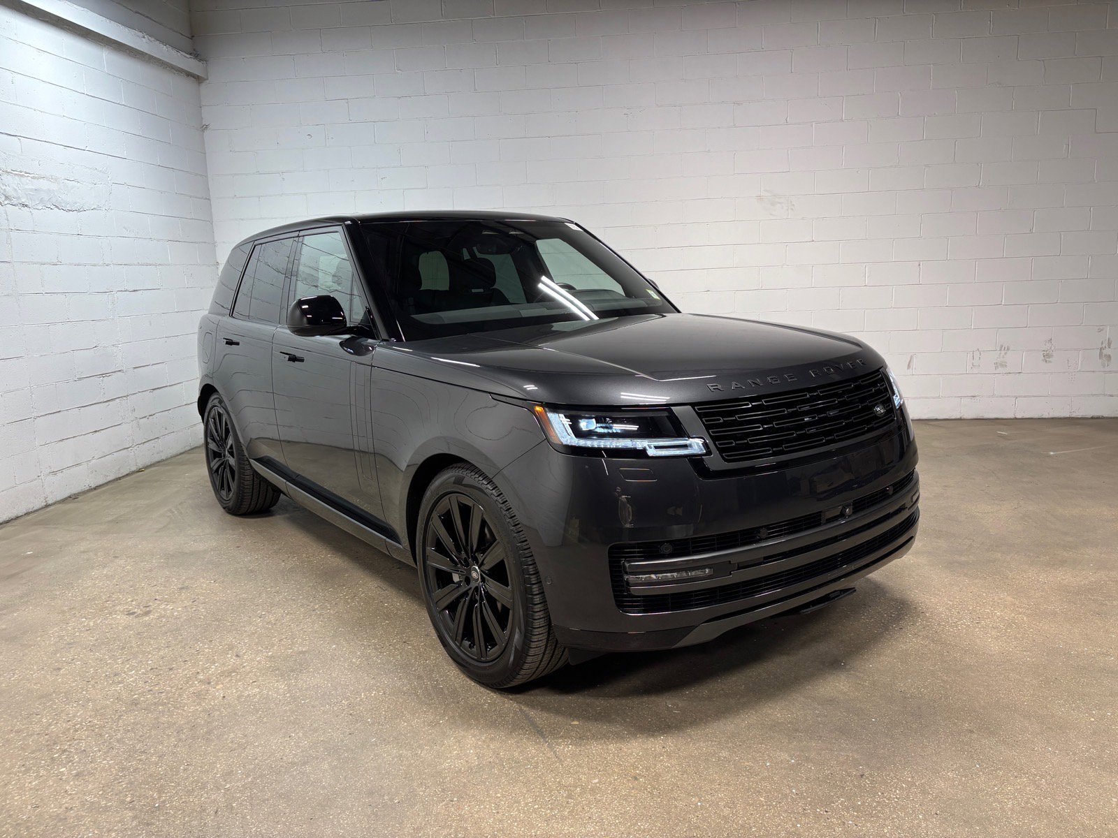 Used 2025 Land Rover Range Rover SE AWD/4WD image 4