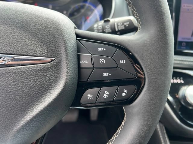 Used 2025 Chrysler Pacifica Limited FWD image 15