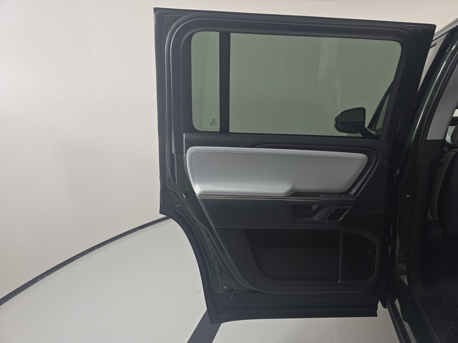 Used 2024 Rivian R1S Adventure AWD/4WD image 17
