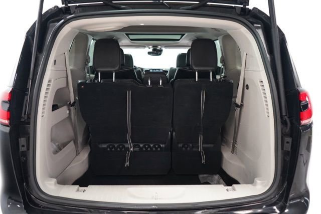 Used 2023 Chrysler Pacifica Limited image 30