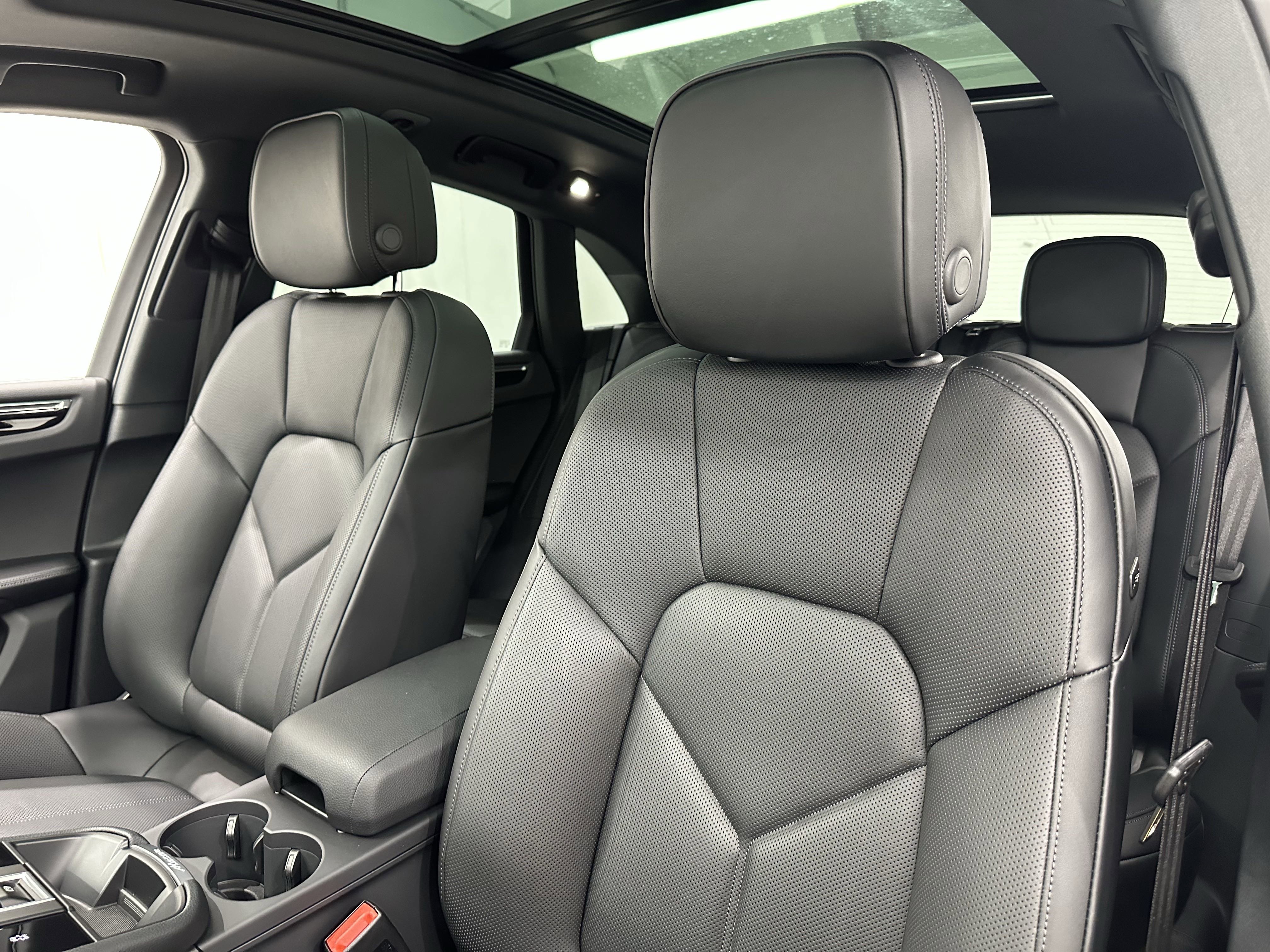 Certified 2025 Porsche Macan image 5