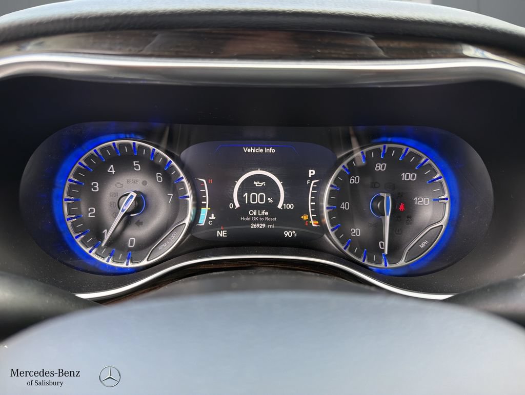Used 2023 Chrysler Pacifica Limited AWD/4WD image 8