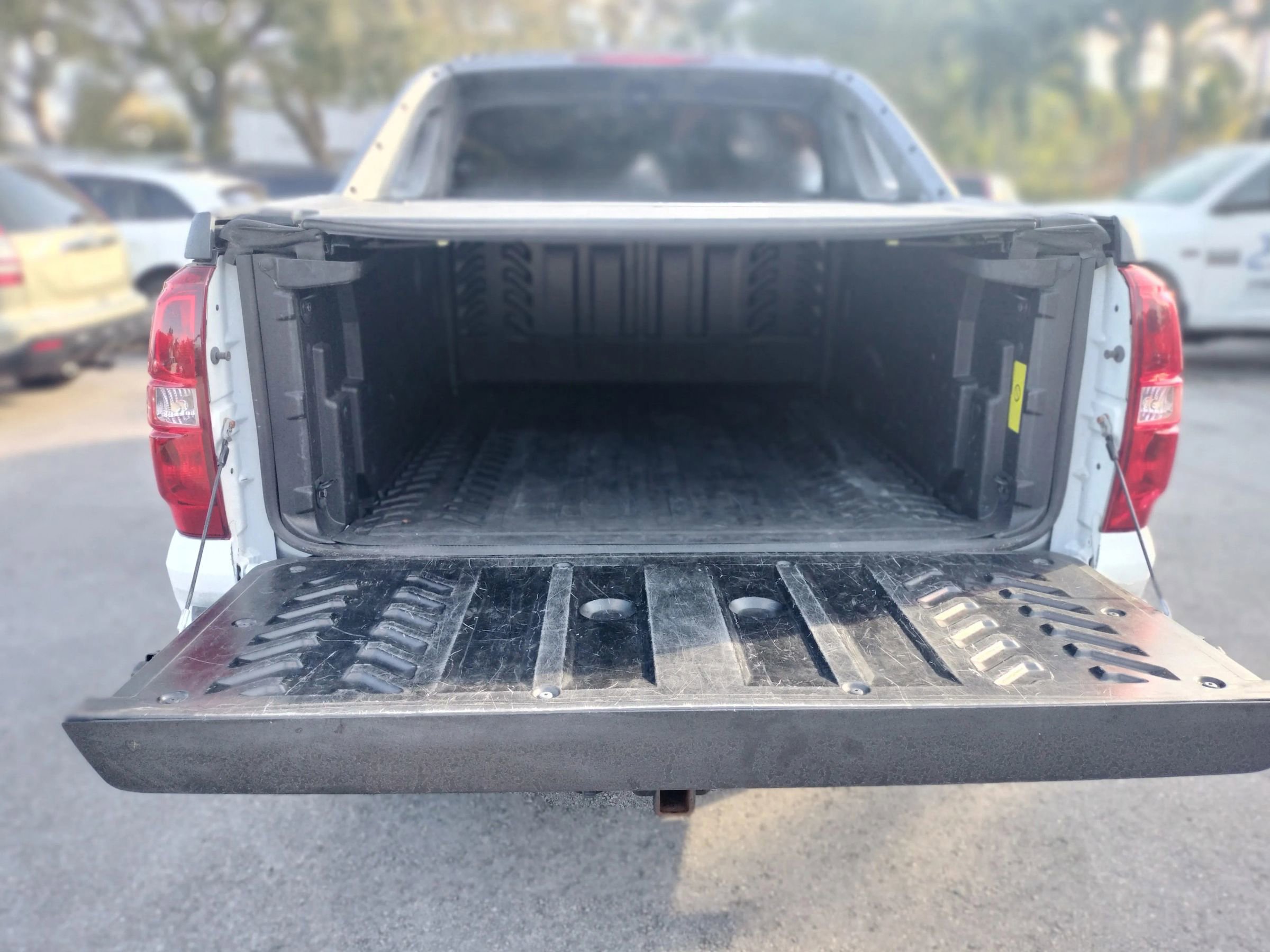 Used 2011 Chevrolet Avalanche LTZ image 7