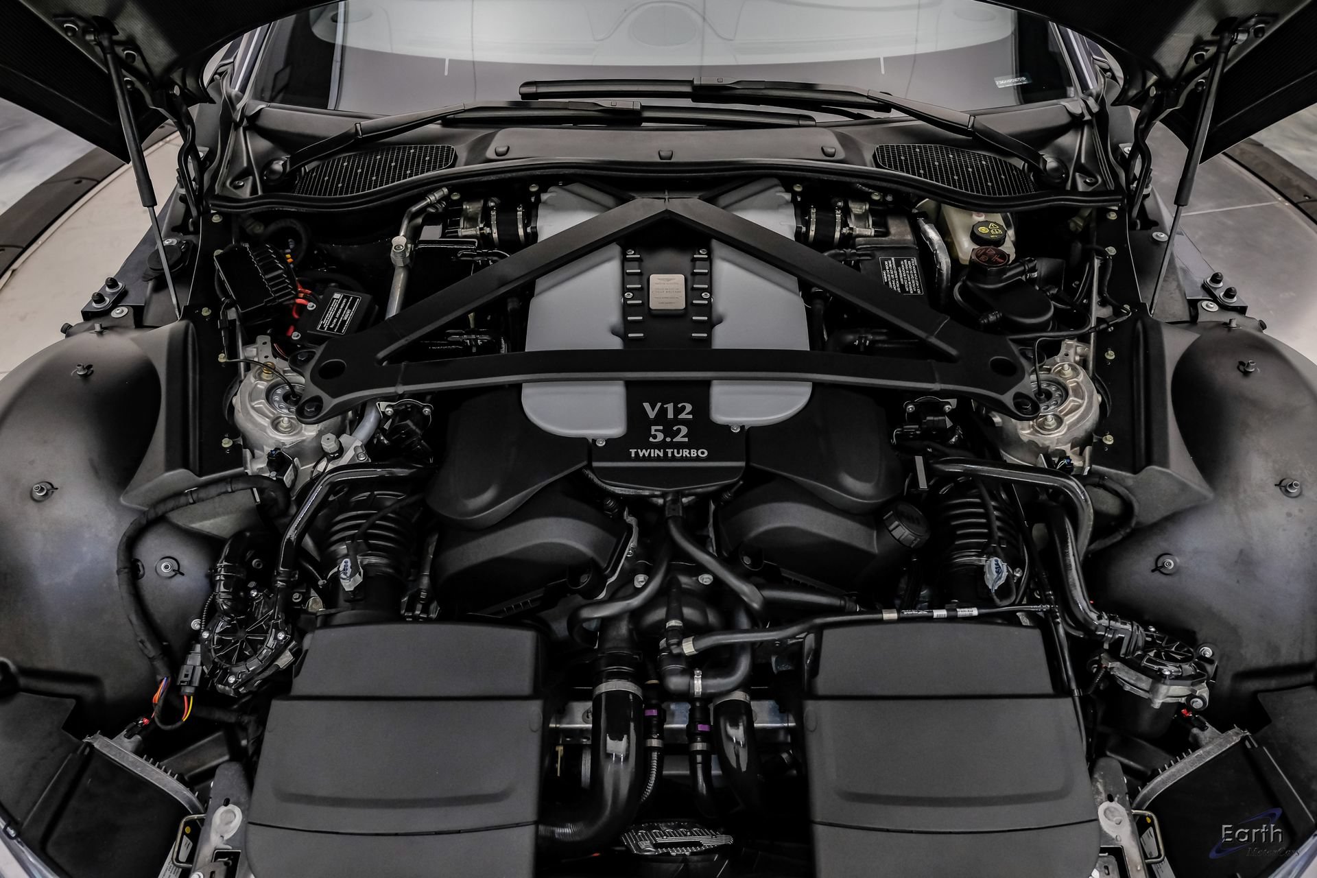 Used 2023 Aston Martin V12 Vantage RWD image 3