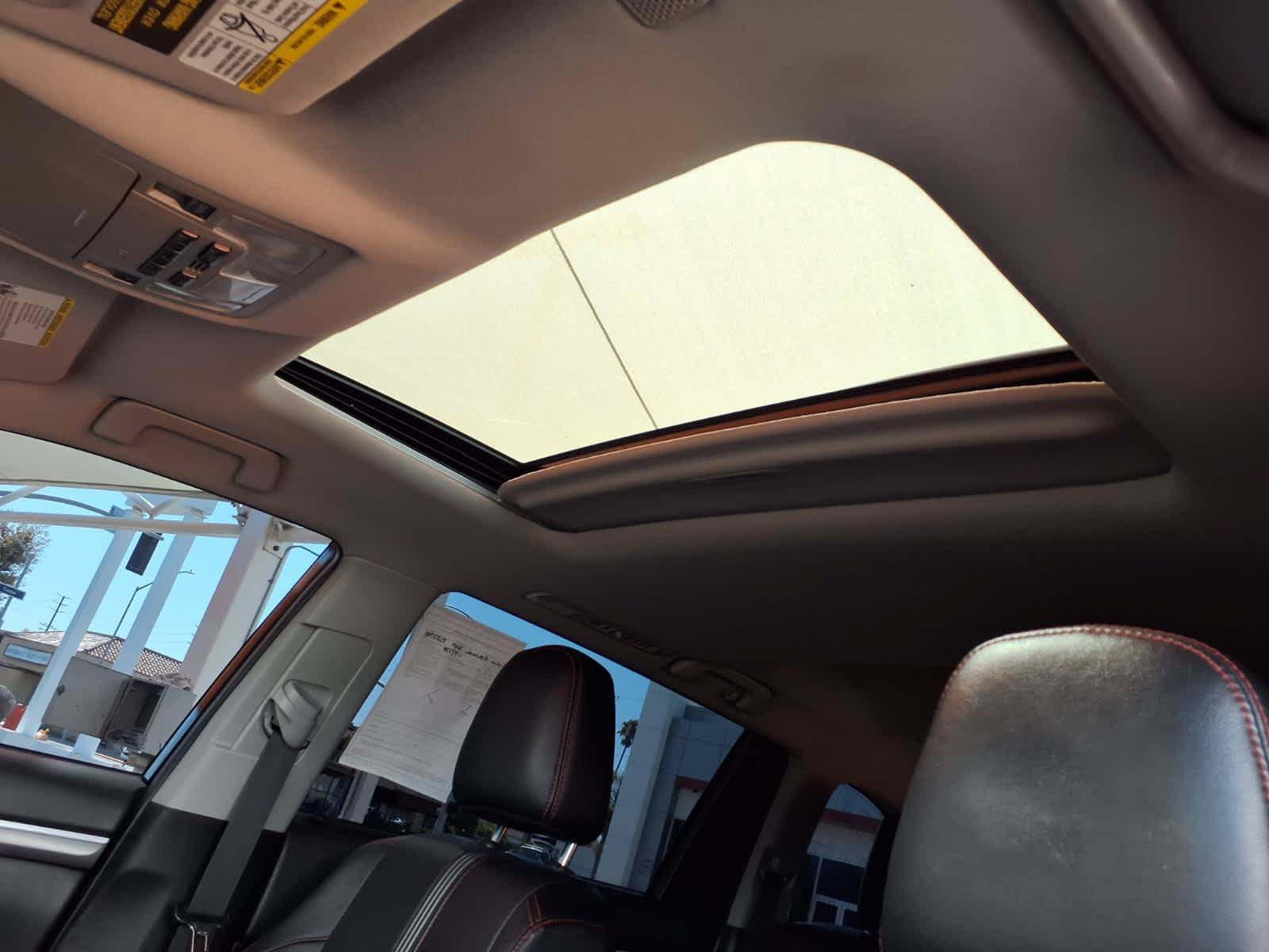 Used 2019 Toyota Highlander SE w/ Carpet Mat Package (TMS) FWD image 21