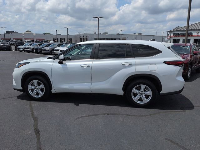 Used 2023 Toyota Highlander LE FWD image 4