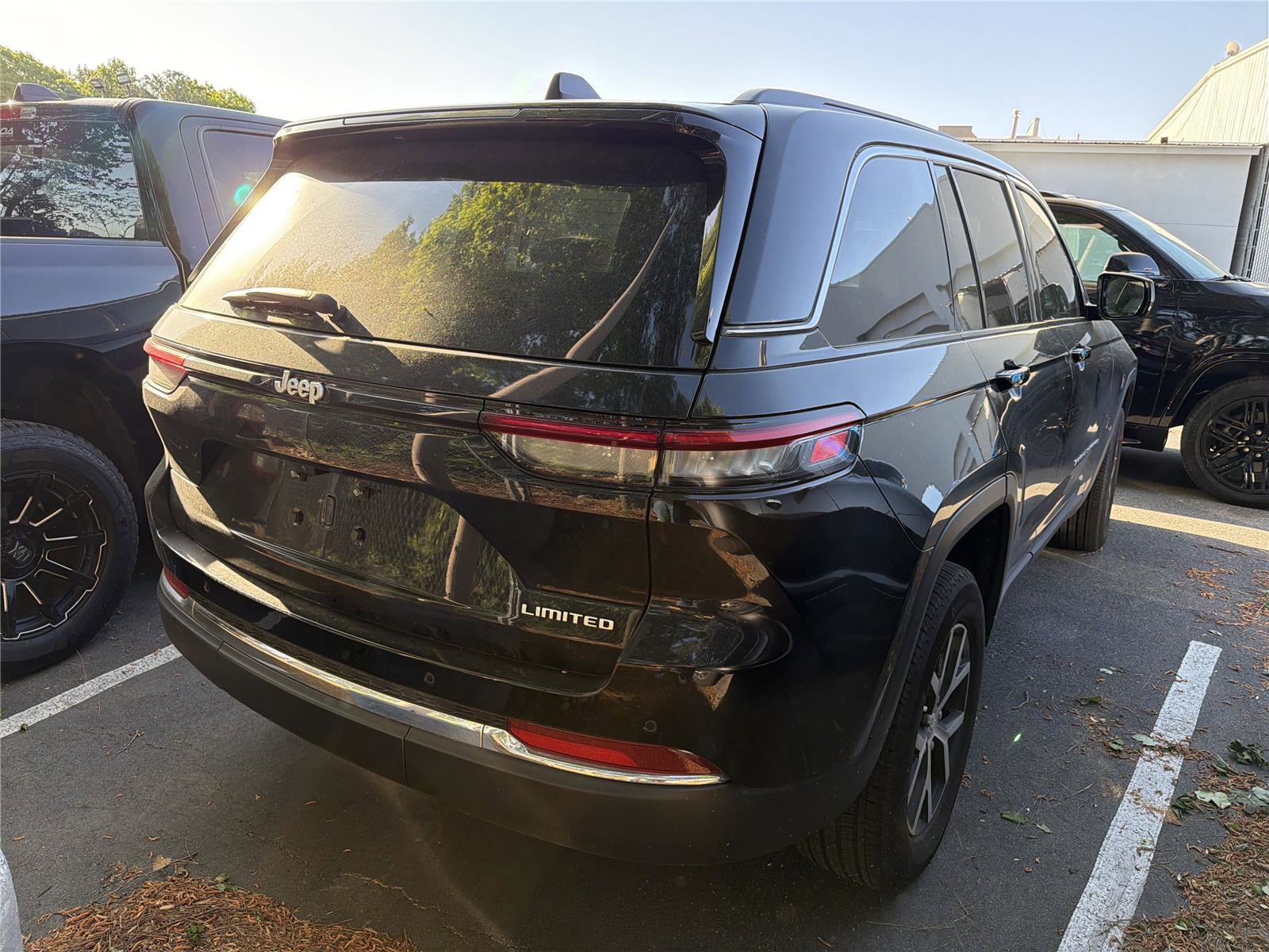 Used 2025 Jeep Grand Cherokee Limited RWD image 3