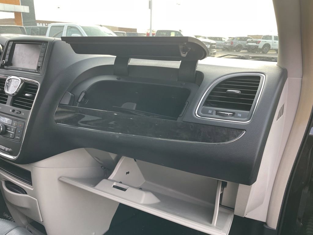 Used 2014 Chrysler Town & Country Touring image 36