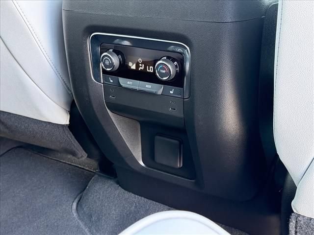 Certified 2025 Chevrolet Suburban Premier AWD/4WD image 12