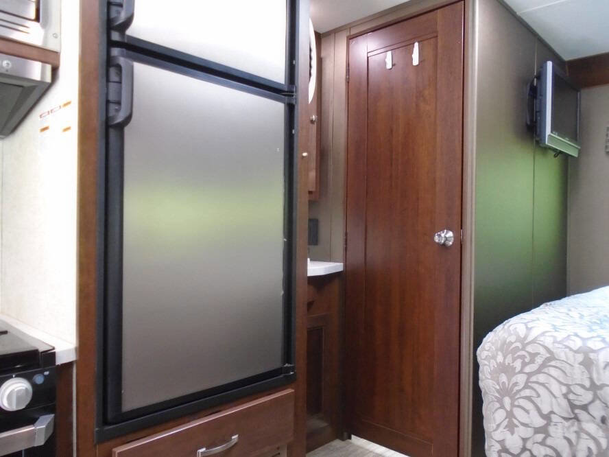 Used 2019 Chevrolet Express 4500 w/ RV Package RWD image 24