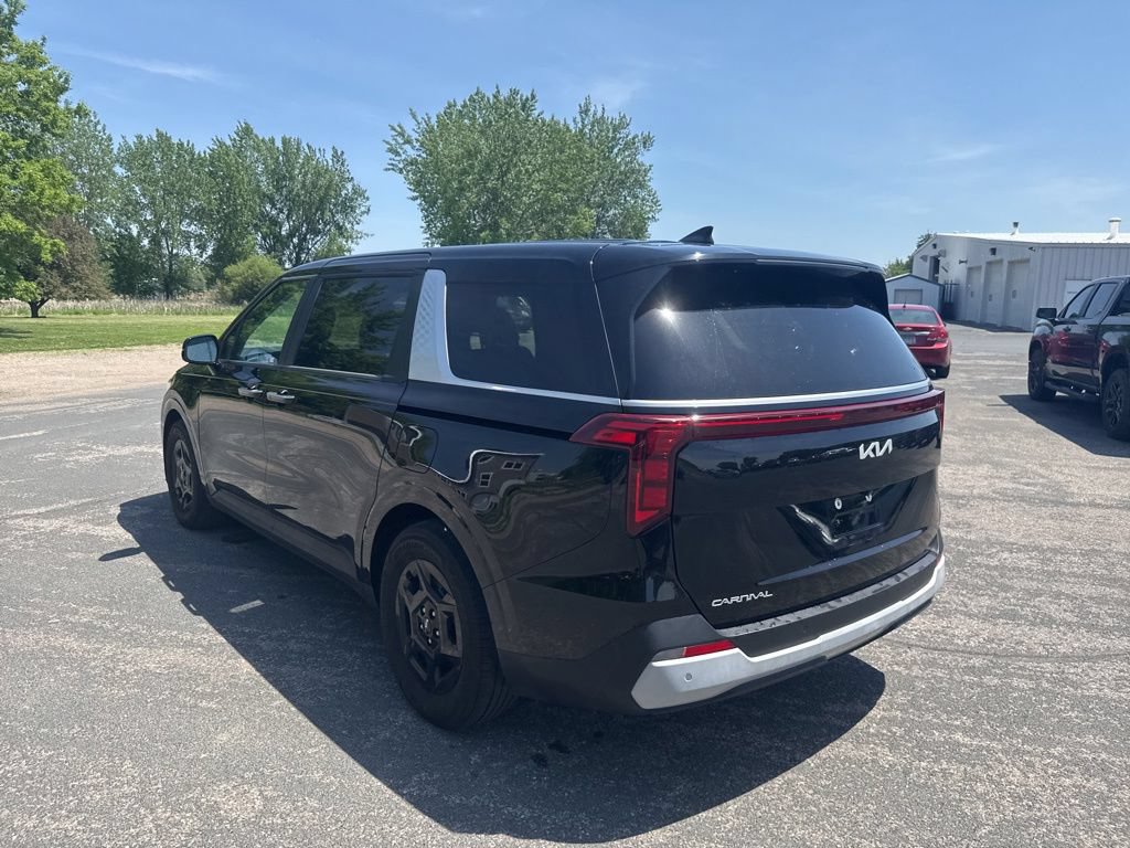 Used 2025 Kia Carnival FWD image 3