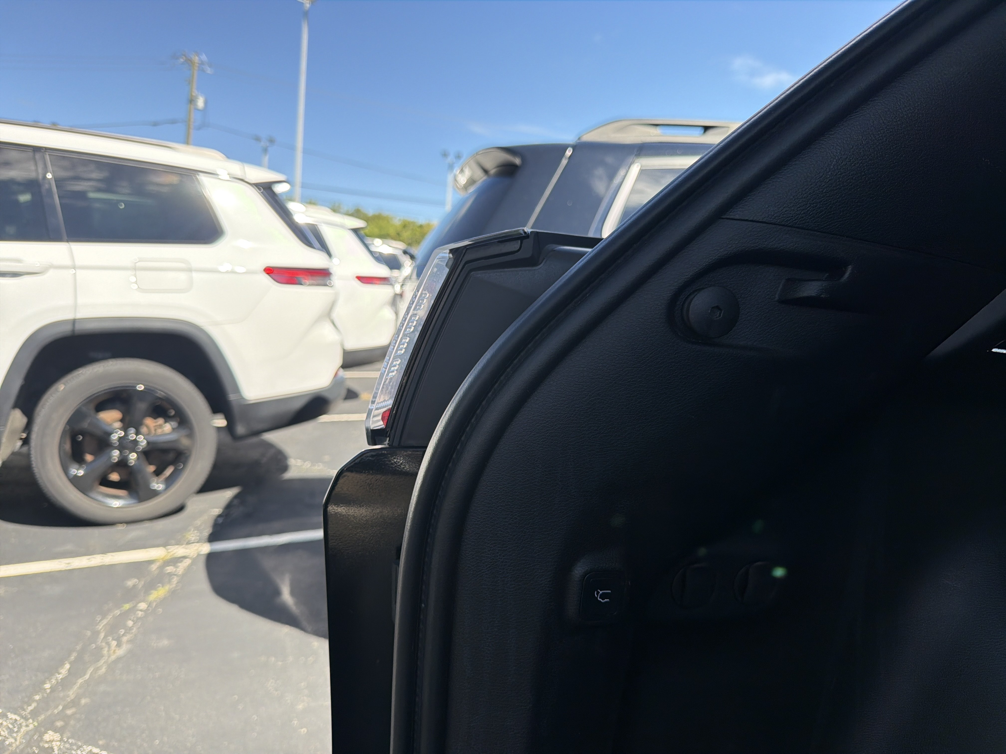 Used 2019 Jeep Cherokee Limited AWD/4WD image 3