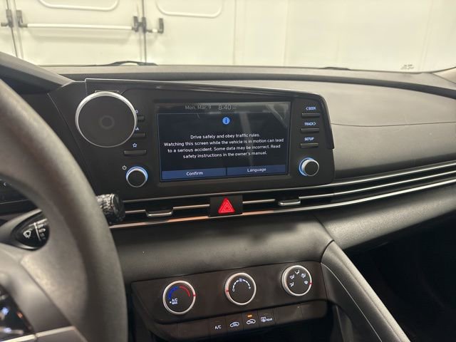 Used 2025 Hyundai Elantra SE image 24
