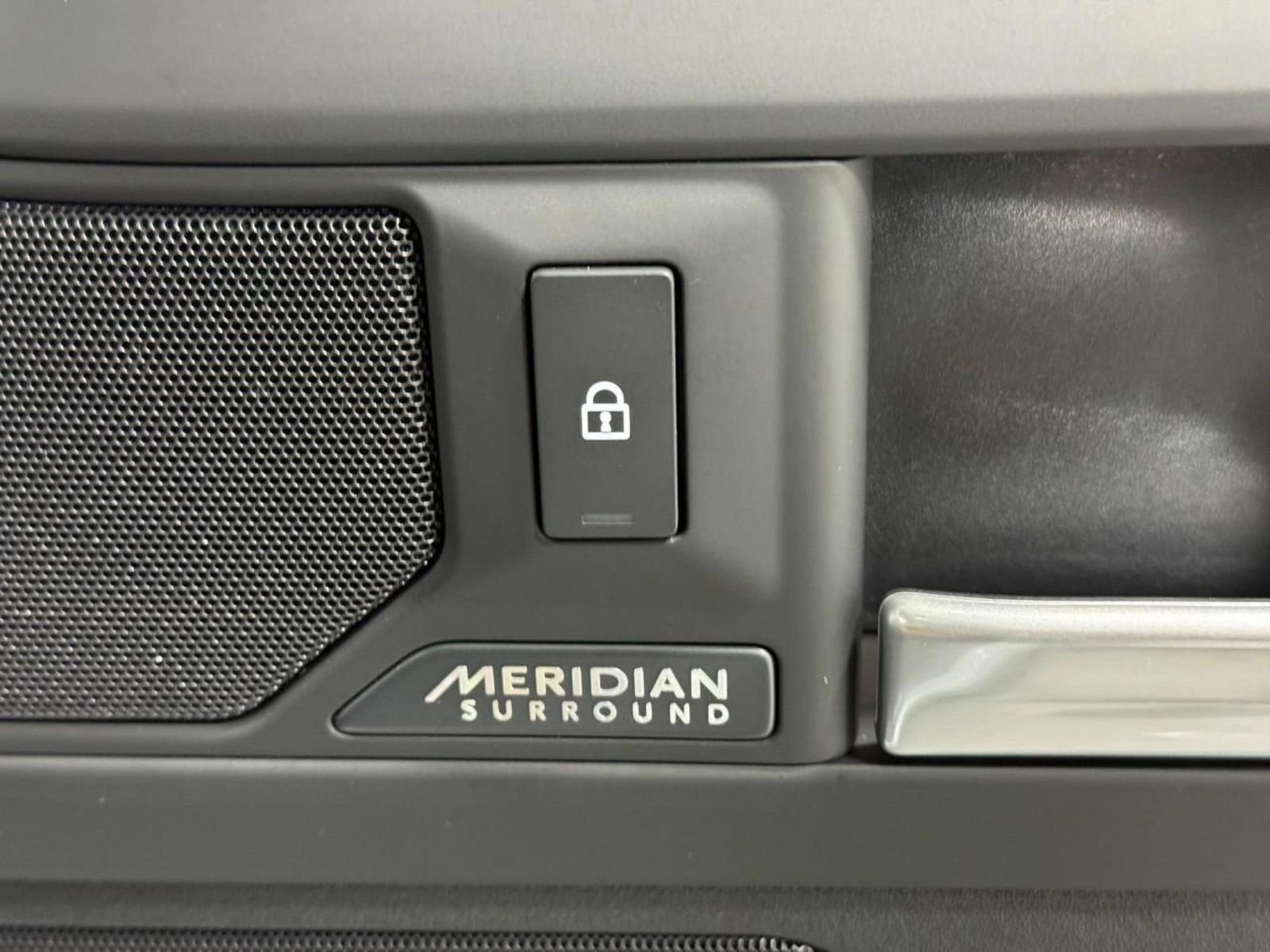 New 2026 Land Rover Defender 110 X-Dynamic SE image 23