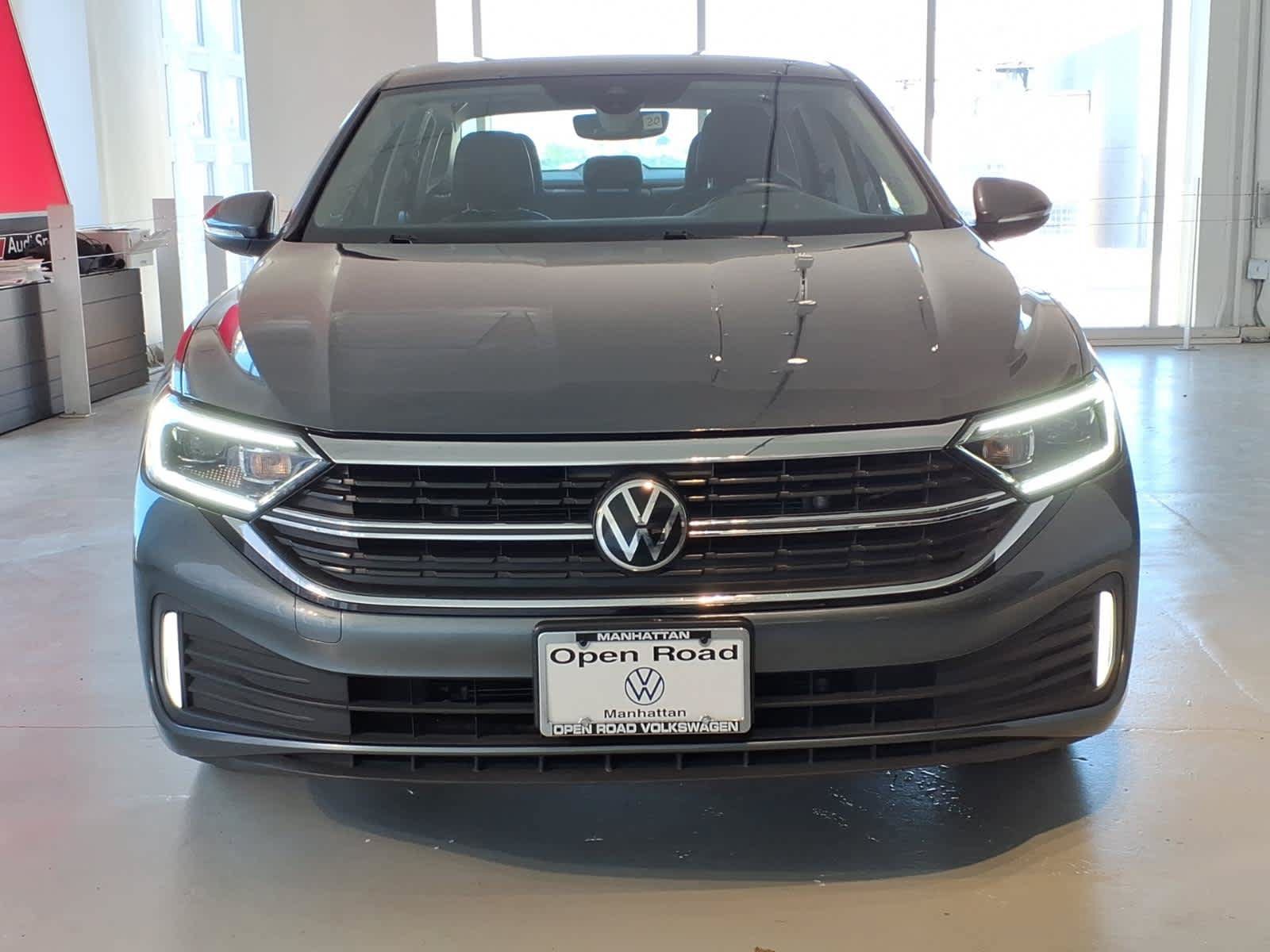 Used 2023 Volkswagen Jetta SEL FWD image 2