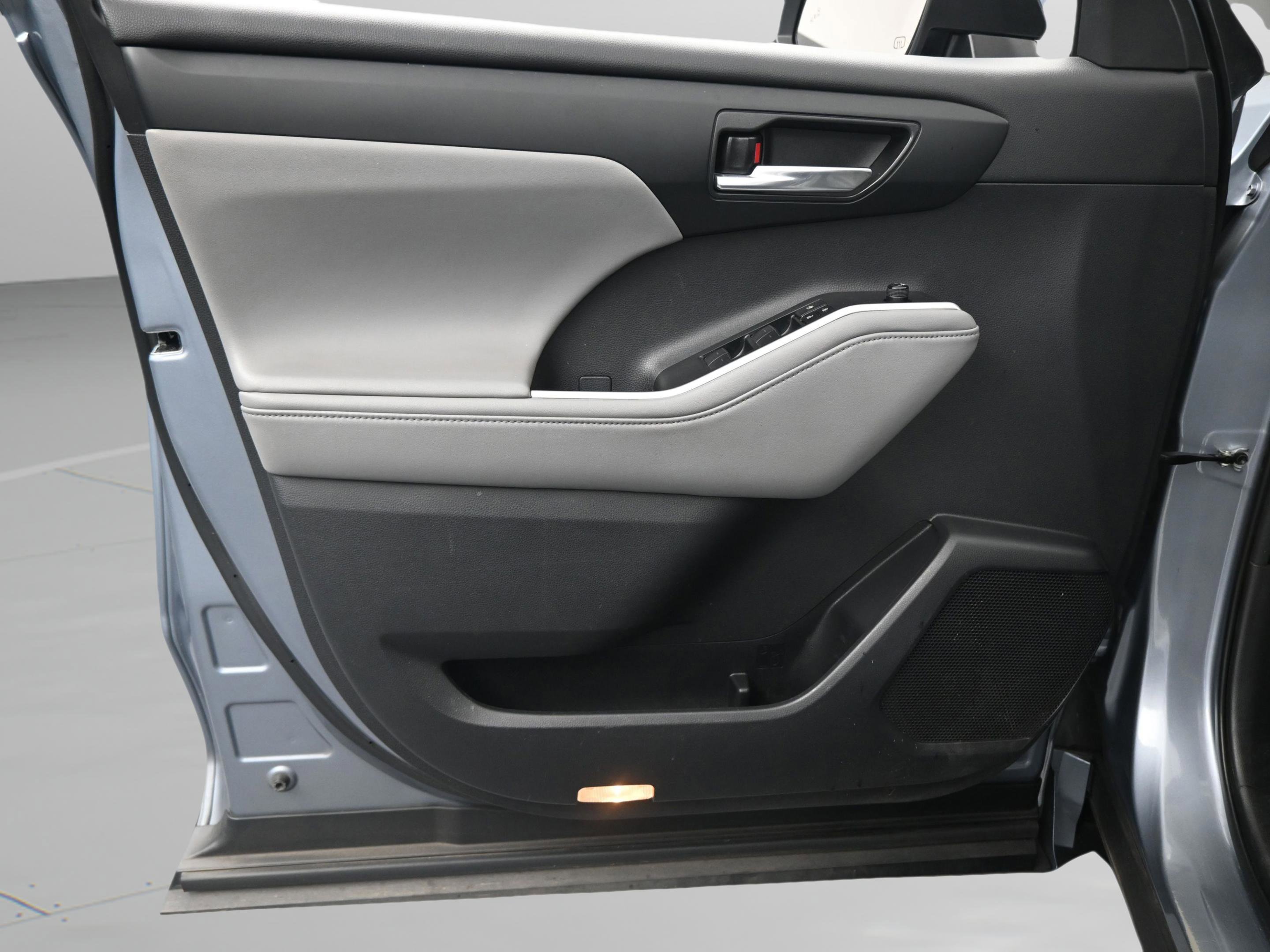 Used 2023 Toyota Highlander XLE image 32