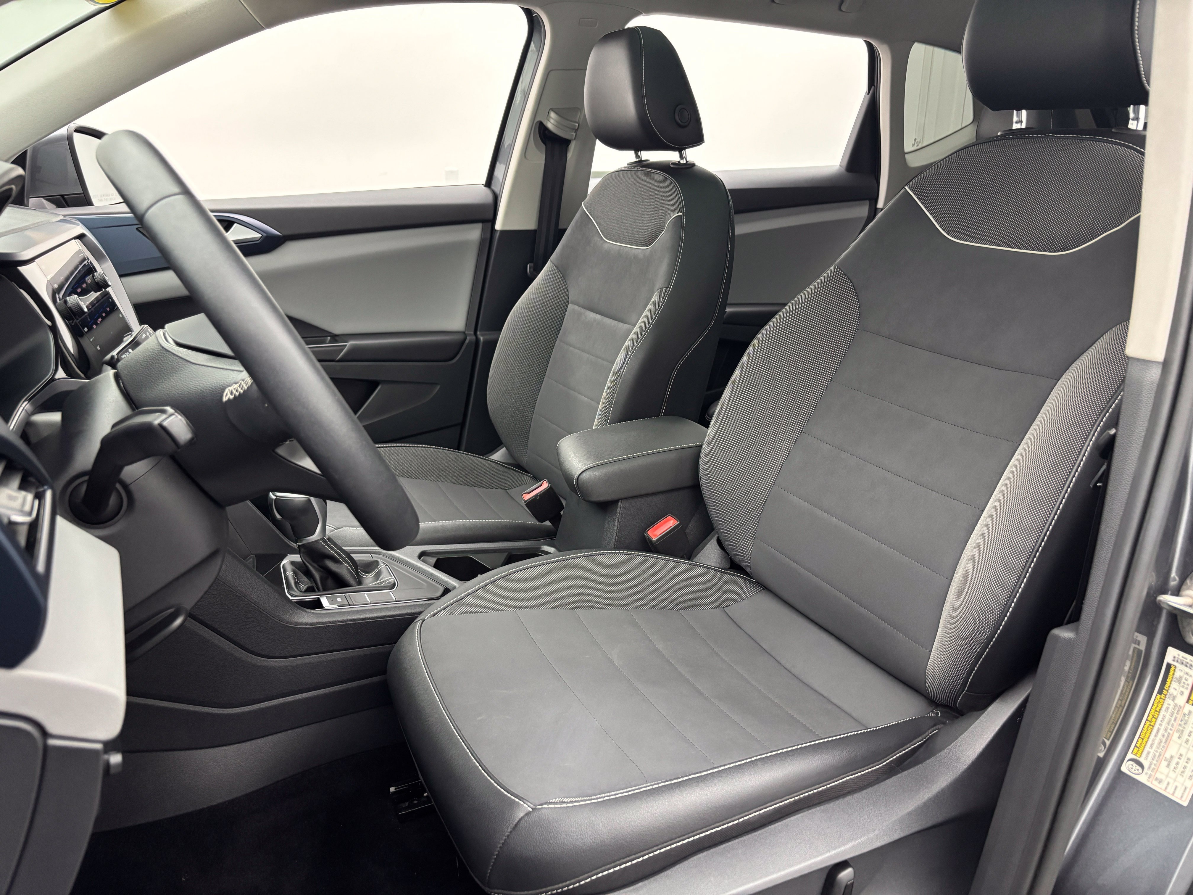 Used 2023 Volkswagen Taos SE w/ Panoramic Sunroof Package FWD image 18