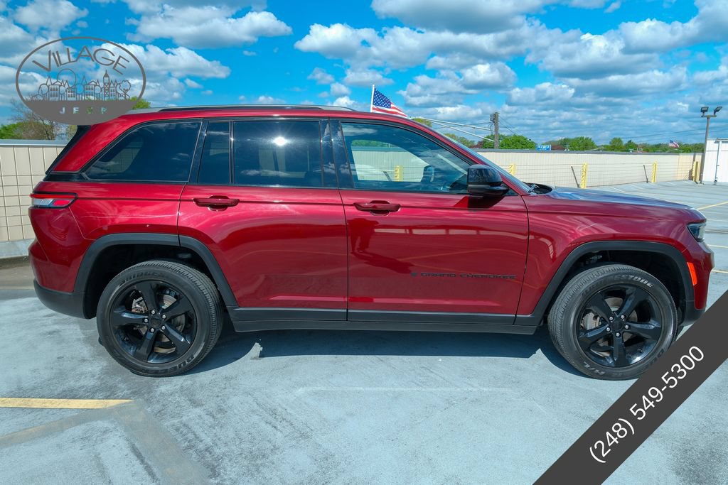 Used 2022 Jeep Grand Cherokee Altitude AWD/4WD image 2
