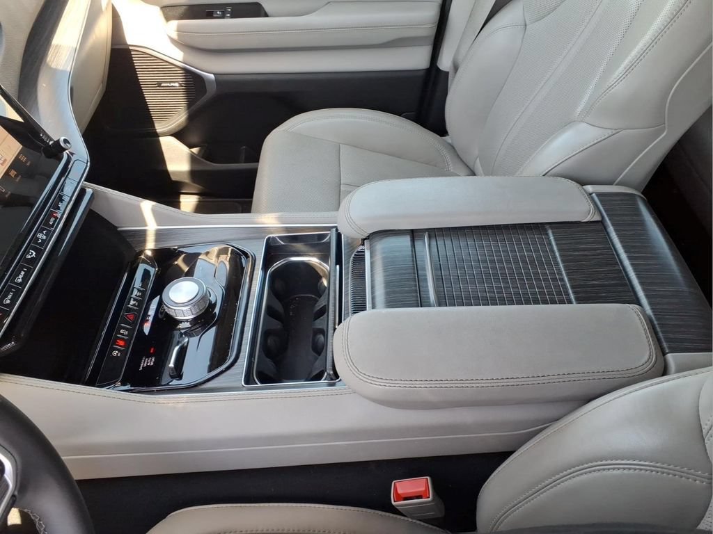 Used 2023 Jeep Wagoneer L Series II AWD/4WD image 13