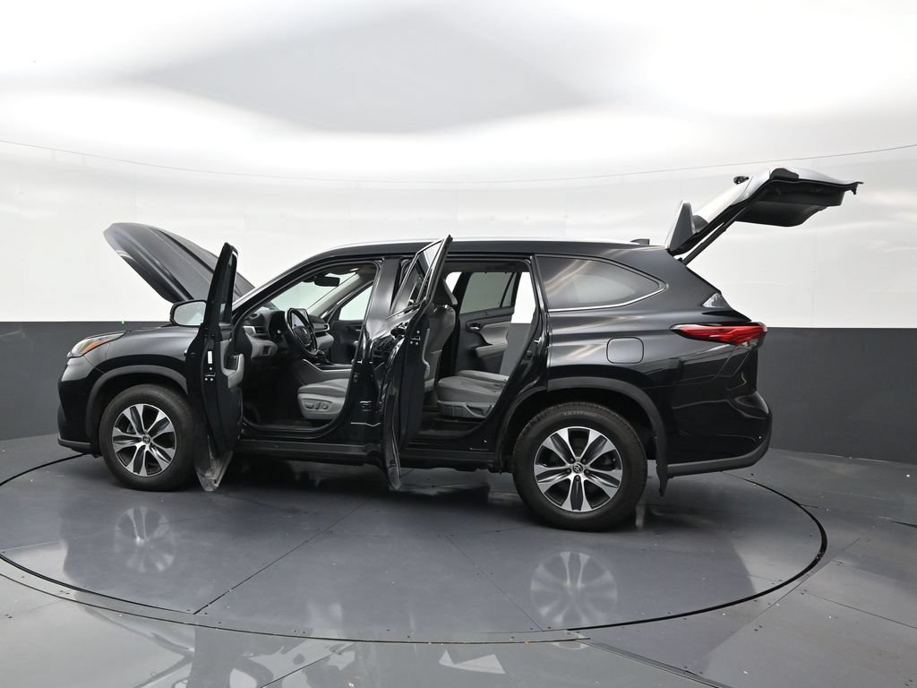 Used 2021 Toyota Highlander XLE AWD/4WD image 30