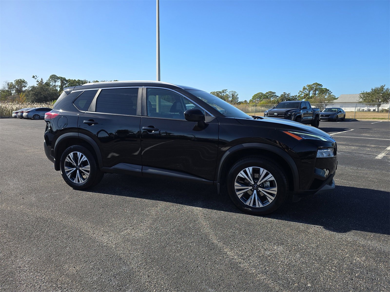 Used 2023 Nissan Rogue SV w/ SV Premium B Package image 2