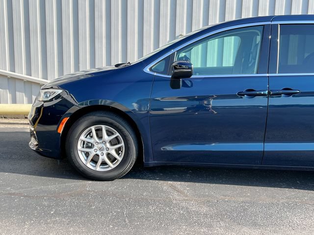 Used 2023 Chrysler Pacifica Touring-L w/ Uconnect Theater Family Group FWD image 28