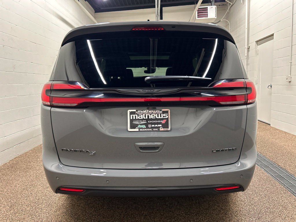 Used 2025 Chrysler Pacifica Limited FWD image 3