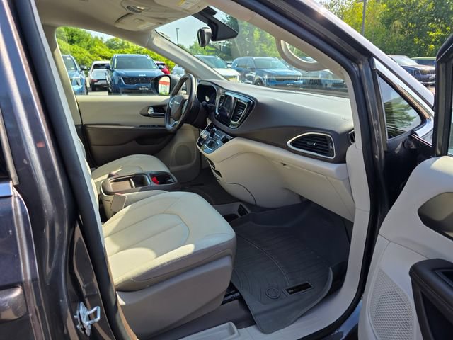 Used 2017 Chrysler Pacifica Touring-L w/ Tire & Wheel Group FWD image 12