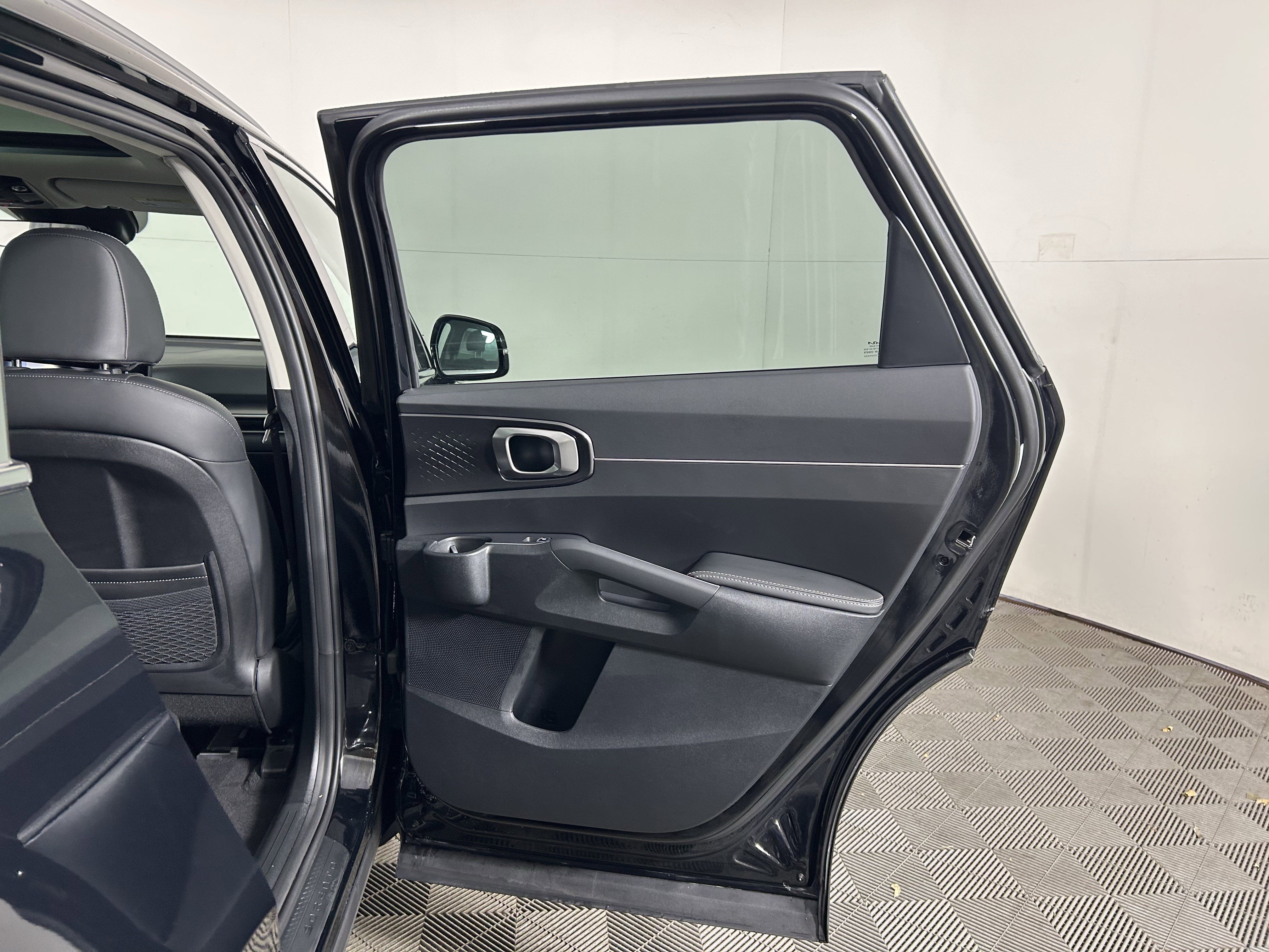 Used 2025 Kia Sorento S w/ Panoramic Sunroof Package image 37