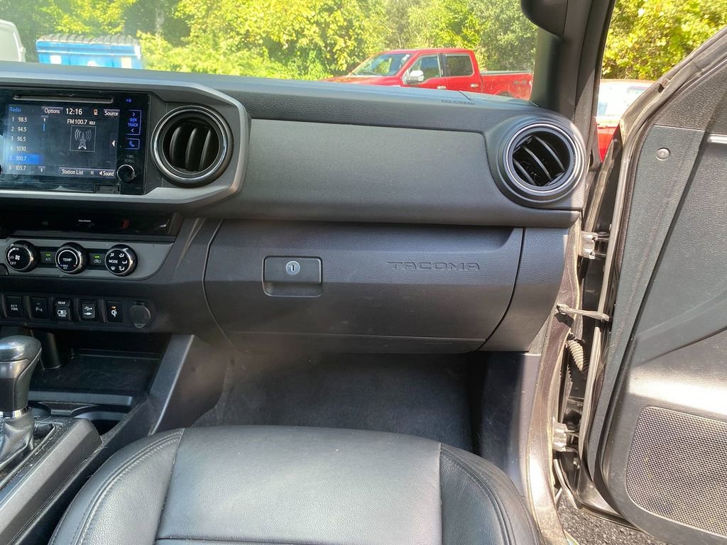 Used 2018 Toyota Tacoma TRD Off-Road w/ Technology Package AWD/4WD image 29