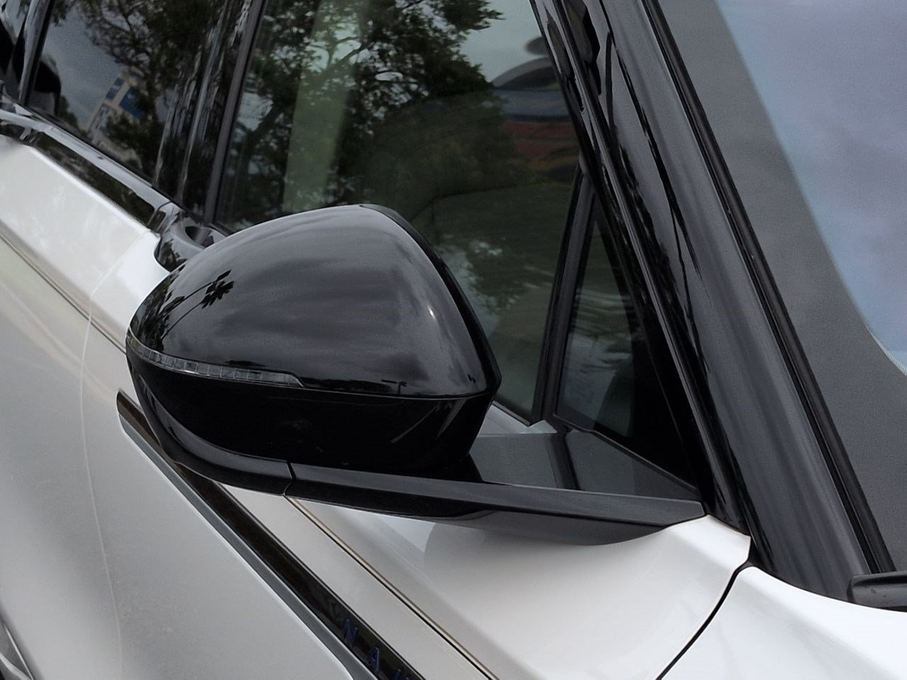 Certified 2025 Lincoln Nautilus Reserve AWD/4WD image 13