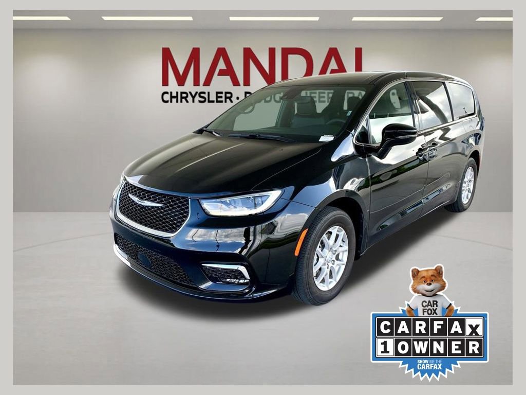 Used 2025 Chrysler Pacifica Select