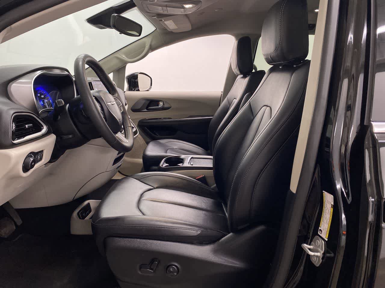 Used 2024 Chrysler Pacifica Touring-L FWD image 14