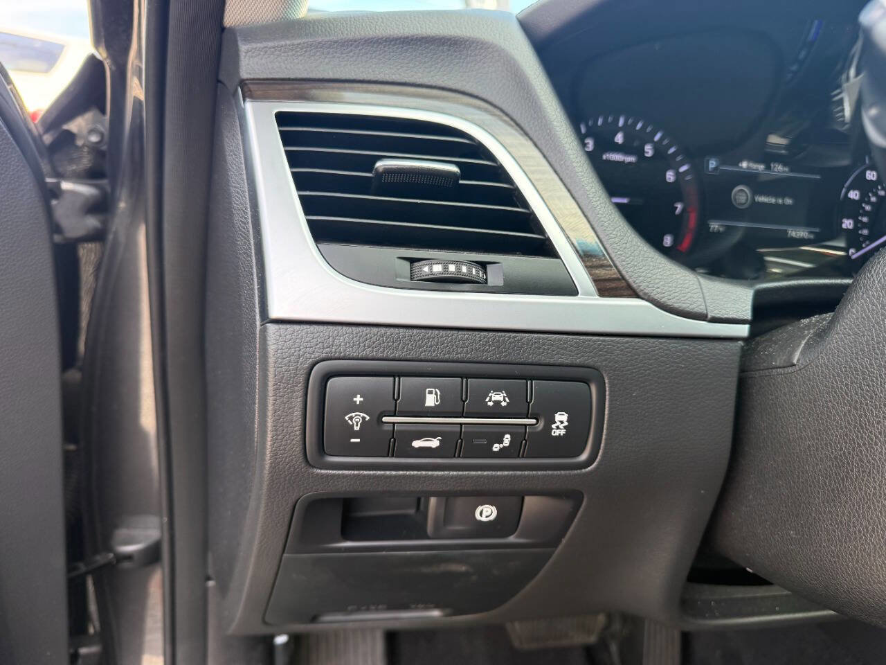 Used 2018 Genesis G80 3.8 AWD/4WD image 18