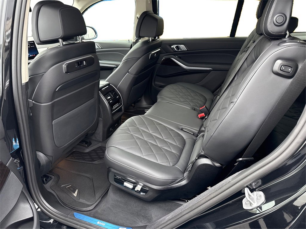 Used 2025 BMW X7 xDrive40i w/ Parking Assistance Package image 10