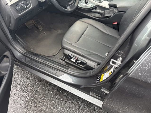 Used 2018 BMW 320i xDrive 320i xDrive w/ Convenience Package image 17