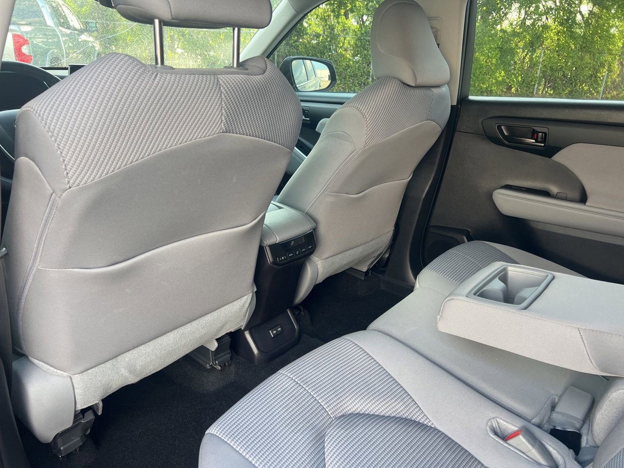 Used 2024 Toyota Highlander LE AWD/4WD image 15