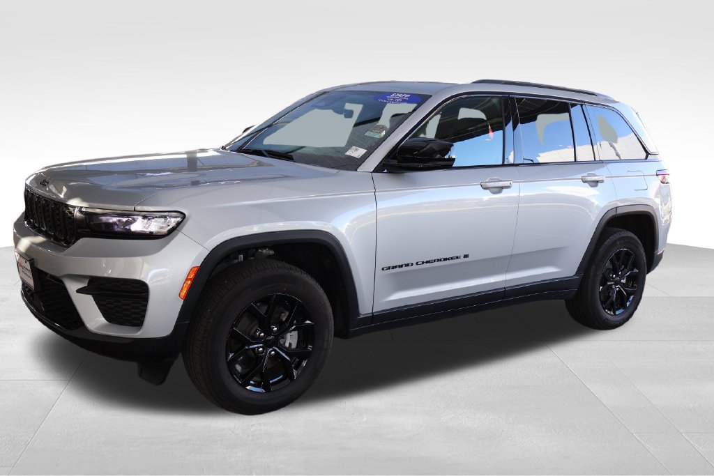 Used 2025 Jeep Grand Cherokee Altitude AWD/4WD image 12