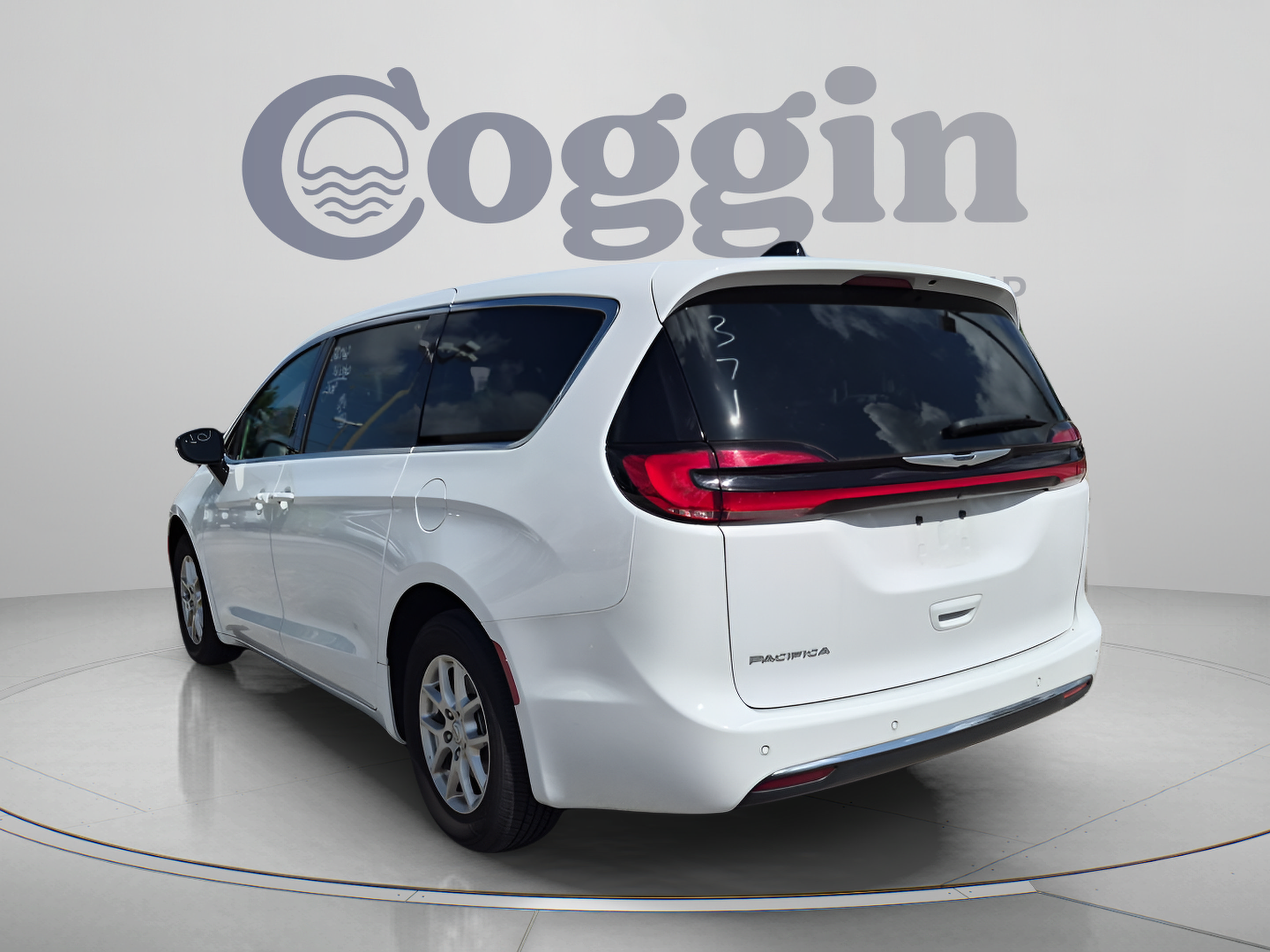 Used 2025 Chrysler Pacifica Select FWD image 4