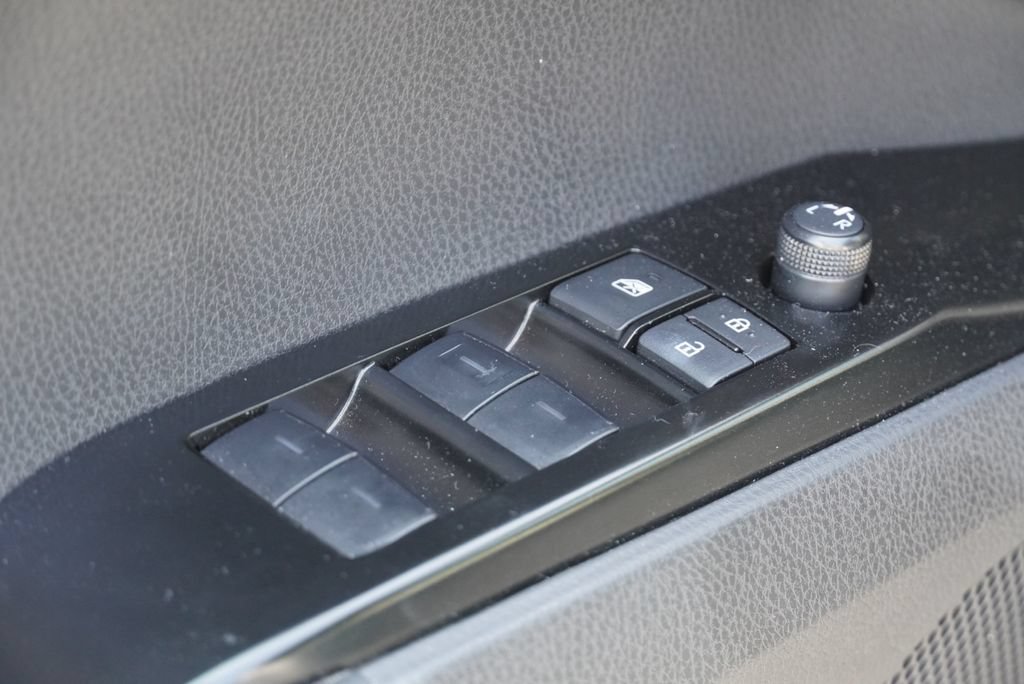 Used 2026 Toyota Camry Hybrid FWD image 19