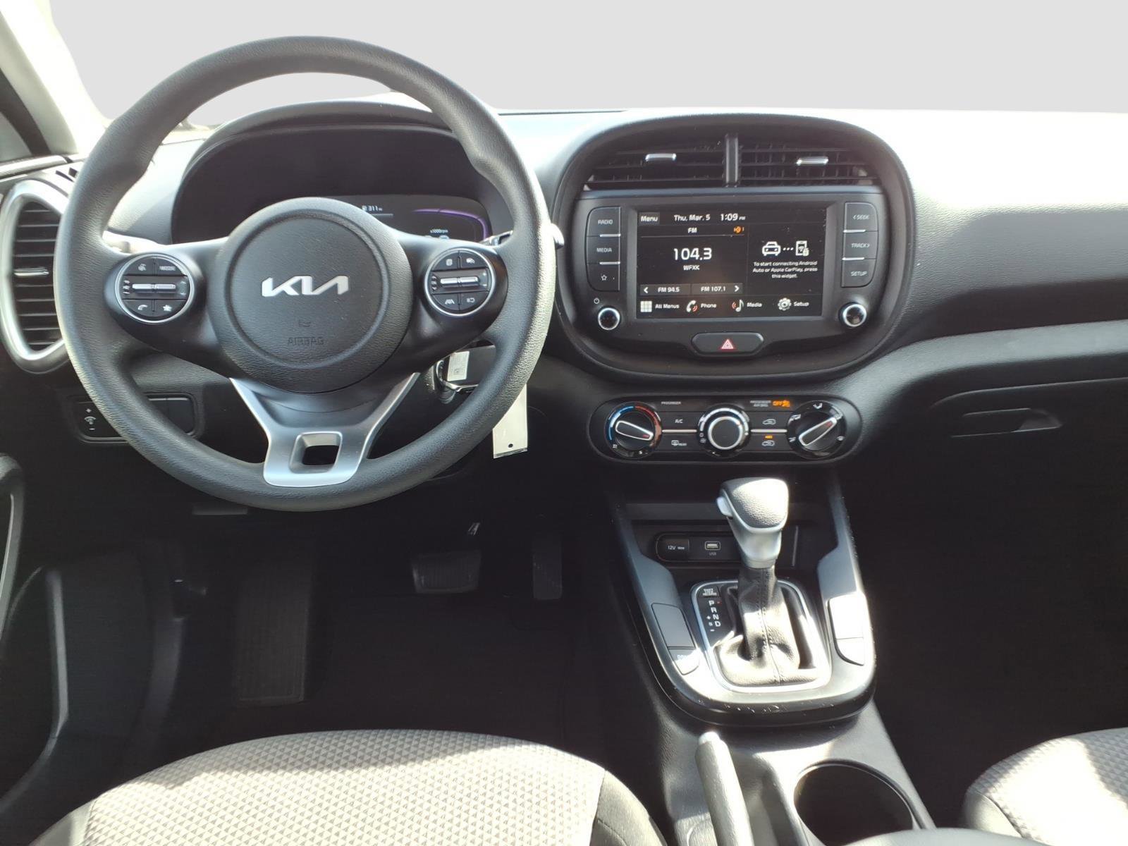 Used 2025 Kia Soul LX w/ LX Technology Package FWD image 8