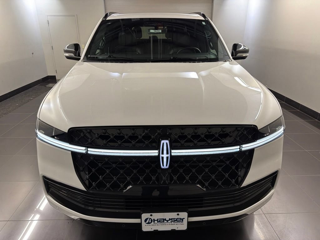 New 2026 Lincoln Navigator Reserve w/ Jet Appearance Package AWD/4WD image 2