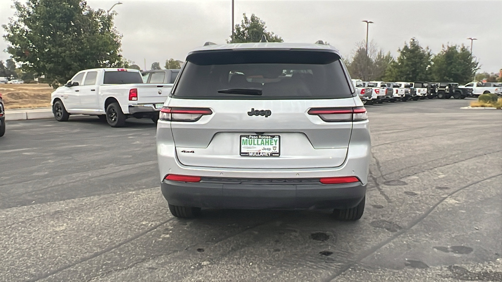 Used 2024 Jeep Grand Cherokee L Laredo image 4