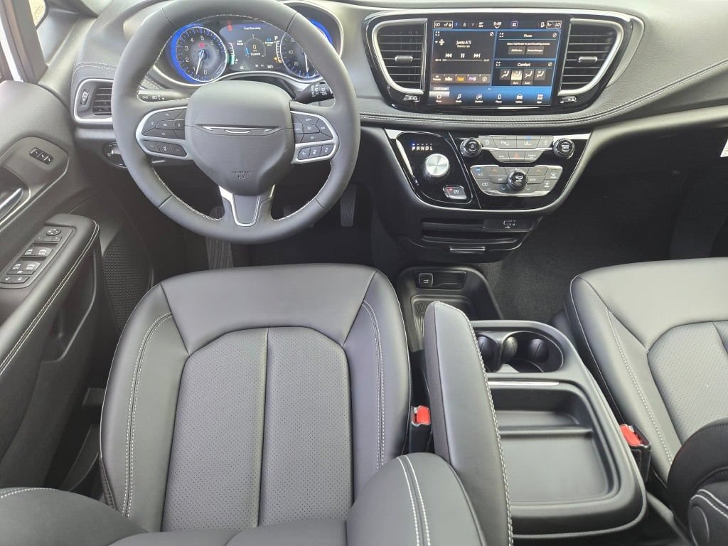 New 2027 Chrysler Pacifica Select AWD/4WD image 2