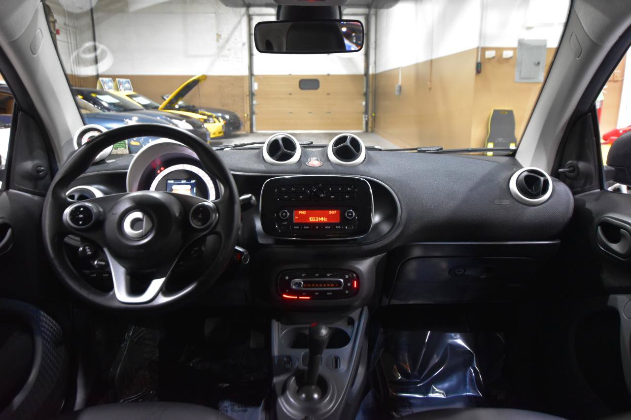 Used 2016 smart fortwo pure RWD image 21