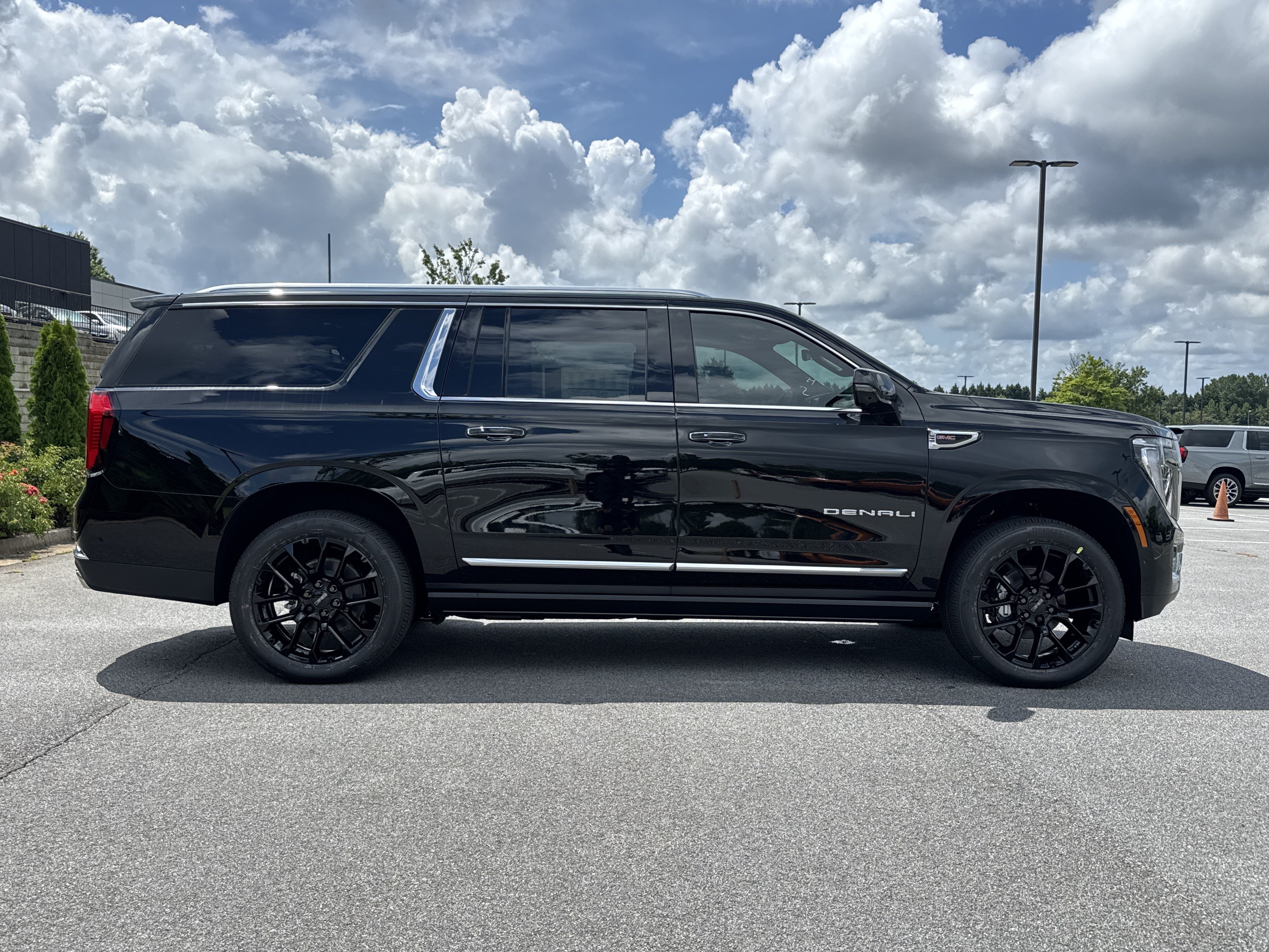 New 2026 GMC Yukon XL Denali w/ Denali Reserve Package AWD/4WD image 11